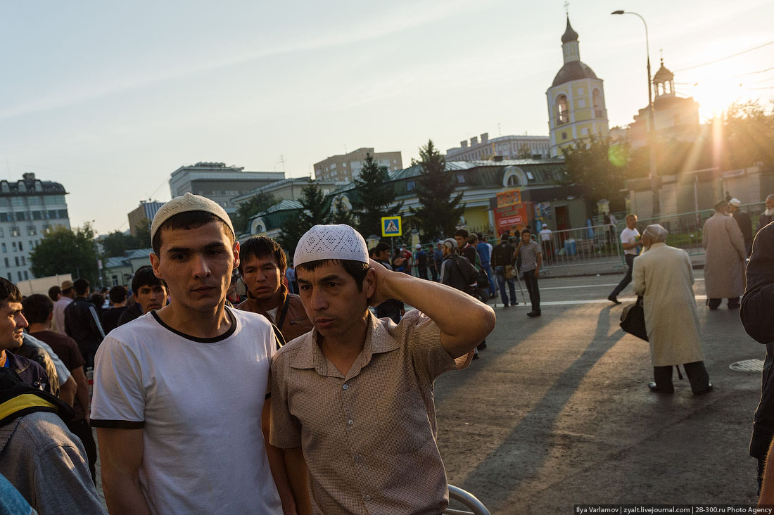 Мусульмане в москве. Москвабад Москвачкала. Мусульмане на улицах Москвы. Москвачкала. Москвичи завидуют иногородним.