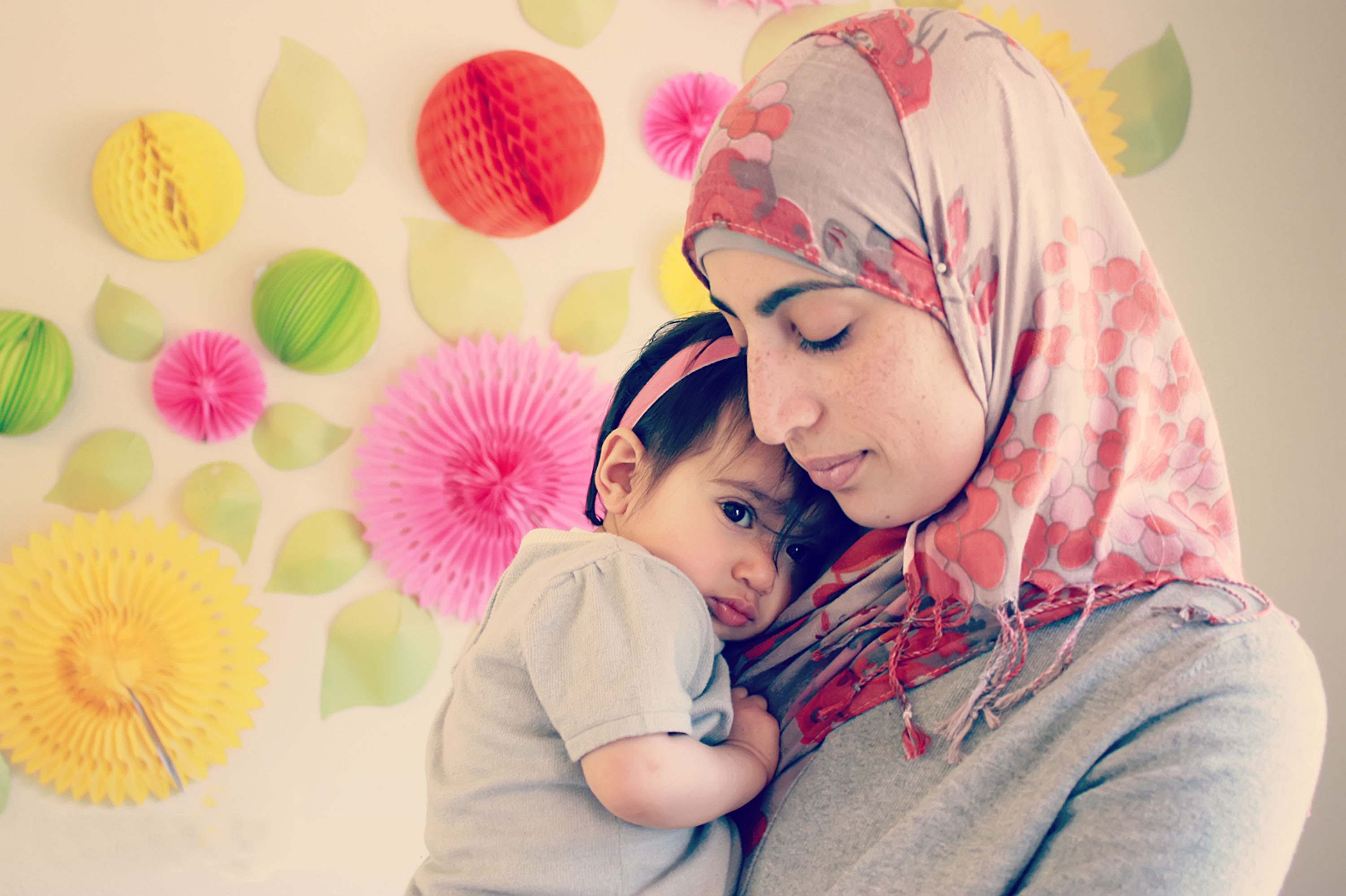 Мама мрз. Мусульманка с ребенком. Мусульманская мама дети. Мусульманка с ребенком на руках. Мать мусульманка с ребенком.