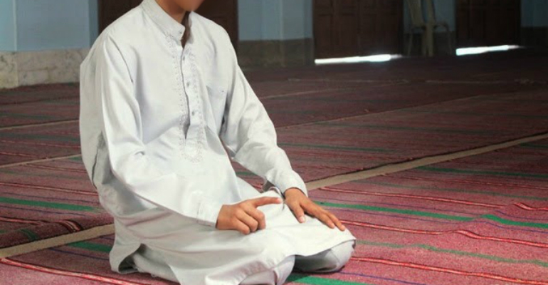 Ташаххуд ибрахим. Палец во время намаза. Поклоны в намазе. Схема совершения намаза. Указательный палец в намазе.